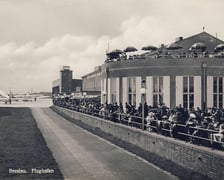 Lata 1938-1940, widok na budynki dawnego portu lotniczego na Gądowie Małym. W tle dawny hangar, obecnie przebudowany istnieje jako Jarmark Gądowski.