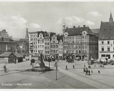 <p>Kamienice na placu Nowy Targ oraz fontanna Neptuna. W większości zniszczone podczas bombardowania w niedzielę wielkanocną 1 kwietnia 1945. <strong>W drugiej połowie lat 40. rozebrane na cegły</strong>.&nbsp;</p>