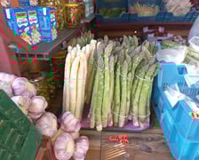 Dorota Stadnik z Juszczyna koło Środy Śląskiej sprzedaje szparagi od lat. Kiosk z warzywami ma przy ulicy Kosmonautów koło Leśnicy.