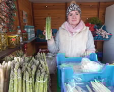 Dorota Stadnik z Juszczyna koło Środy Śląskiej sprzedaje szparagi od lat. Kiosk z warzywami ma przy ulicy Kosmonautów koło Leśnicy.