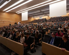 <p>Zebrani na uroczystości rozdania świadectw w Centrum Kongresowym Politechniki Wrocławskiej&nbsp;</p>