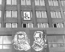Pochód pierwszomajowy. Zbiory z archiwum fotograficznego Stefana Rassalskiego