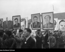 Pochód pierwszomajowy. Zbiory z archiwum fotograficznego Stefana Rassalskiego