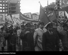 Pochód pierwszomajowy. Zbiory z archiwum fotograficznego Stefana Rassalskiego