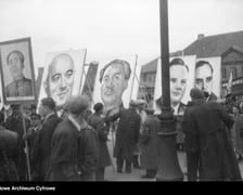 Pochód pierwszomajowy. Zbiory z archiwum fotograficznego Stefana Rassalskiego