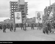 Pochód pierwszomajowy. Zbiory z archiwum fotograficznego Stefana Rassalskiego