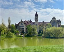 Park Tołłpy z widokiem na budynek Wydziału Architektury Politechniki Wrocławskiej