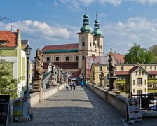 <p>Nie jest tak, że cudze chwalimy, a swojego nie znamy. Po wyjazdach za granicę wracamy na polską, dolnośląską ziemię, a konkretnie na ziemię kłodzką.&nbsp;</p>
<p>Widoczny na zdjęciu gotycki most przerzucony jest nad rzeką Młyn&oacute;wką. Zabytkowa przeprawa łączy Wyspę Piasek ze staromiejską częścią miasta, nad kt&oacute;rym wzosi się Twierdza Kłodzko.&nbsp;</p>
<p>Do Kłodzka z Wrocławia często kursują <strong>pociągi Kolei Dolnośląskich</strong>. Najszybsza podr&oacute;ż trwa godzinę i dwadzieścia kilka minut.&nbsp;</p>
<p>&nbsp;</p>