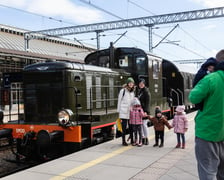 Zwiedzanie ekspozycji zabytkowych lokomotyw i wagonów / zdjęcie archiwalne