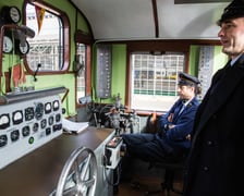 Zwiedzanie ekspozycji zabytkowych lokomotyw i wagonów / zdjęcie archiwalne