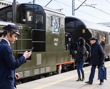 Zwiedzanie ekspozycji zabytkowych lokomotyw i wagonów / zdjęcie archiwalne