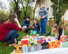 Dzieci podczas konsultacji społecznych w sprawie zagospodarowania terenu dawnego basenu na Kłokoczycach