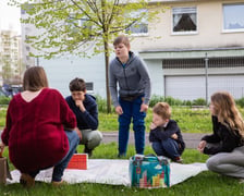 Dzieci podczas konsultacji społecznych w sprawie zagospodarowania terenu dawnego basenu na Kłokoczycach