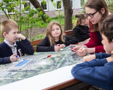 Dzieci podczas konsultacji społecznych w sprawie zagospodarowania terenu dawnego basenu na Kłokoczycach