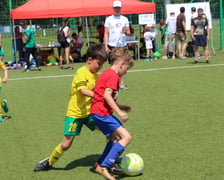 <p>Dw&oacute;ch chłopc&oacute;w gra w piłkę nożną. Zdjęcia z festynu z 2019 r.</p>
