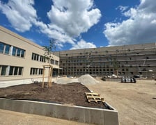 <p class="MsoNormal">Budowa zespołu szkoły i przedszkola przy ulicy Asfaltowej (do oddania w 2023 r.) &mdash; 10 352 977,83 zł z Unii Europejskiej.</p>