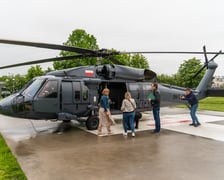 Serce, które przeszczepiono 66-letniemu pacjentowi, dotarło do Wrocławia śmigłowcem Black Hawk. Na zdjęciu karetka i śmigłowiec.