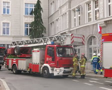 <p>Straż pożarna przed Centrum Obsługi Mieszkańca przy ul. Zapolskiej&nbsp;</p>