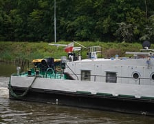 Transport elementów kadłubów statków Odrą przez Wrocław