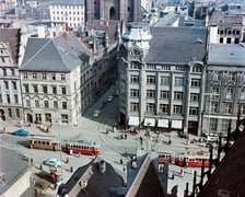 Widok z wieży ratusza na wschodnią stronę Rynku i ulicę Kurzy Targ, około 1960