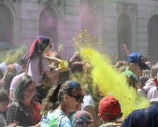 <p>Radosne i bardzo kolorowe święto Holi na Dworcu Świebodzkim.</p>