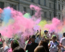 Radosne i bardzo kolorowe święto Holi na dworcu świebodzkim.