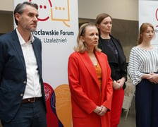 <p class="MsoNormal">Konferencja otwierająca II Wrocławskie Forum ds. Uzależnień. Od lewej:&nbsp;Bartłomiej Ciążyński, wiceprezydent Wrocławia; Joanna Nyczak, dyrektorka Wydziału Zdrowia i Spraw Społecznych UMW; Ewa Żmuda, dyrektorka Wrocławskiego Centrum Integracji; Magdalena Maciejewska z Fundacji Salida</p>