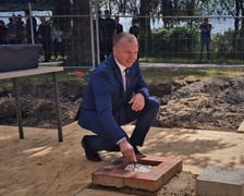 Uroczystość wmurowani aktu erekcyjnego pod budowę posterunku polcji w Domaniowie. Wójt Doamniowa Wojciech Głogulski