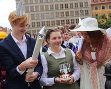 Uczniowie XIII LO we Wrocławiu na urodzinach Fredry