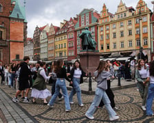 Uczniowie XIII LO we Wrocławiu na urodzinach Fredry