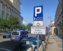 Nieprzepisowo zaparkowane auta na kopercie dla osób z niepełnosprawnością