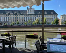 <p><strong>Restauracja Przystań &amp; Marina</strong></p>
<p>Wykwintna restauracja w centrum miasta z przepięknym widokiem na rzekę i Uniwersytet Wrocławski.</p>
<p>&ndash; Restauracja Przystań to wymarzone miejsce by wyznać sobie miłość, przeżyć chwile wzruszeń, natchnąć się romantyzmem i spokojem. To także idealny wyb&oacute;r dla zapracowanych, kt&oacute;rzy chcą zjeść smaczny lunch lub om&oacute;wić interesy z partnerem biznesowym &ndash; czytamy na stronie restauracji.</p>
<p>Menu zaspokoi nawet najbardziej wymagające gusta, a dodatkowo &ndash; codziennie szef kuchni serwuje niespodziankę w postaci menu dnia.</p>
<ul>
<li>Adres: ul. Księcia Witolda 2</li>
<li>Godziny otwarcia: poniedziałek-piątek od godz. 9:00 do 23:00; sobota od 10:00 do 23:00; niedziela od 11:00 do 23:00</li>
</ul>
<p><a href="https://przystan.wroc.pl/indeks/menu/" target="_blank" rel="noopener">Szczeg&oacute;ły oraz menu można zobaczyć na stronie restauracji.</a></p>
