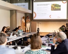 <p>Uczestnicy posiedzenia Europejskiej Koalicji Miast przeciwko Rasizmowi słuchają wystąpienia o wrocławskim projekcie</p>