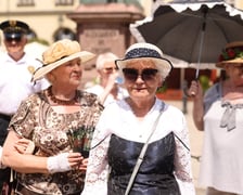 Wrocławscy seniorzy pod pomnikiem Fredry