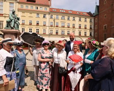Wrocławscy seniorzy pod pomnikiem Fredry