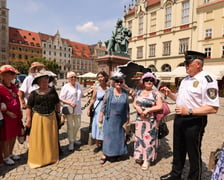 Wrocławscy seniorzy pod pomnikiem Fredry