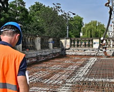 <p>Na odtworzenie stropu pawilonu perystylowego zużyto 70 m3 betonu. Żelbetowa konstrukcja ważąca około 200 ton jest unikatowa z inżynieryjnego punktu widzenia.</p>