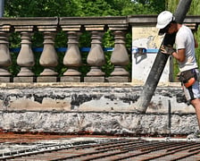 <p>Na odtworzenie stropu pawilonu perystylowego zużyto 70 m3 betonu. Żelbetowa konstrukcja ważąca około 200 ton jest unikatowa z inżynieryjnego punktu widzenia.</p>