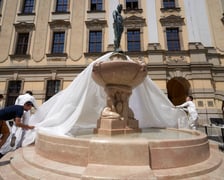 Odsłonięcie fontanny Szermierz po renowacji na pl. Uniwersyteckim we Wrocławiu