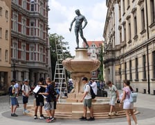 Pod fontanną Szermierz