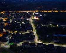 Żmigród nocą. Panorama miasta w świetle nowych lamp ulicznych