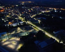 Żmigród nocą. Panorama miasta w świetle nowych lamp ulicznych
