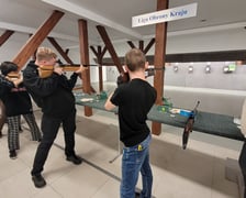 Młodzież na strzelnicy LOK we Wrocławiu