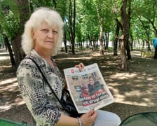 Ludmiła w parku w rodzinnym Krzywym Rogu z biuletynem wroclaw.pl. z marca 2022 roku. Na okładce jej zdjęcie z wnuczką Weroniką