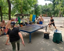 Turniej ping ponga w parku w centrum Krzywego Rogu