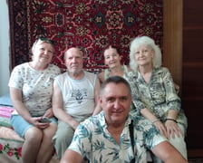 W domu u rodziców Ludmiły. Od lewej siostra Lena, tato Witalij, mama Lilia, Ludmiła, z przodu Ralif mąż siostry.