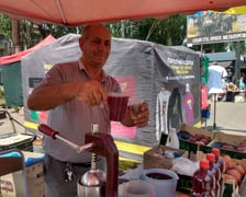 Sprzedawca świeżego soku z granatów z Azerbejdżanu