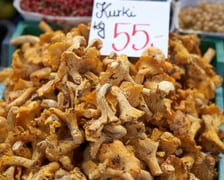 Ceny warzyw i owoców w Hali Targowej i w warzywniakach w centrum Wrocławia