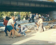 <p>Na zdjęciu mieszkańcy wzmacniają wały na ulicy Komandorskiej.&nbsp;</p>