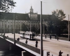 <p>zabytkowy tramwaj koło gmachu Uniwerytetu Wrocławskiego, zdjęcie archiwalne pochodzące z książki "Tramwajem przez Wrocław"</p>